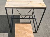 table et tabouret en bois de récupération et en métal