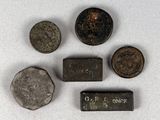 Plusieurs vieilles pièces de monnaie sont posées sur une surface blanche