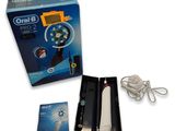 une boîte de brosses à dents et un chargeur posés sur la table