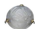 une image représentant une boule en verre blanche rehaussée de touches dorées