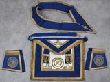 une image représentant un tablier maçonnique bleu et or orné d'une croix