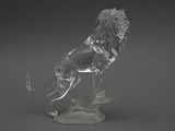figurine en cristal représentant un lion sur un rocher, sur fond gris