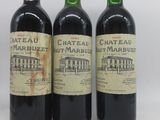trois bouteilles de vin sont alignées sur une surface blanche