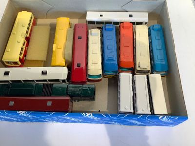 une boîte contenant tout un tas de petits trains