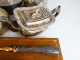 une théière en argent et une théière en argent posées sur une table