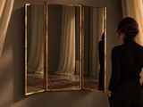 une femme debout devant un miroir, en train de se regarder dans le miroir