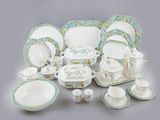 une photo représentant une collection d'assiettes et de tasses en porcelaine