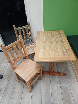 deux chaises et une table posées sur un parquet