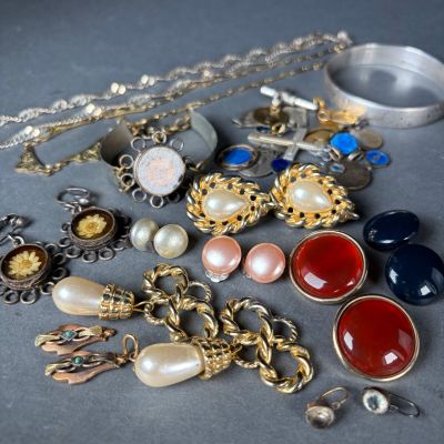 Ensemble de bijoux fantaisie comprenant neuf paires de boucl…