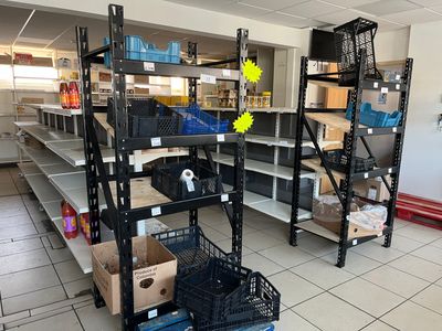 de nombreuses étagères dans le magasin, sur lesquelles sont empilées des boîtes à n'en plus finir