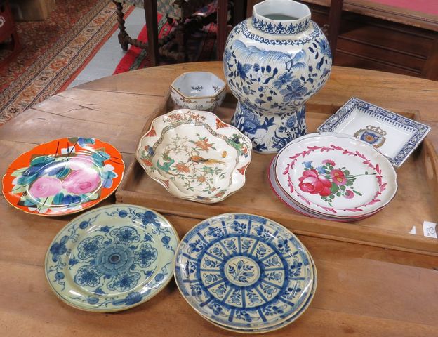 Lot : Delft, vase balustre blanc bleu, , vide poche « Château de 