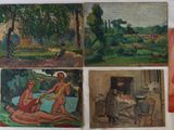 de nombreux tableaux accrochés aux murs d'une pièce