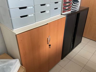 de nombreuses boîtes posées sur une armoire dans une pièce