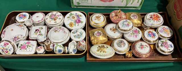 Deux plateaux de bonbonnières, œufs et boîtes en porcelaine 