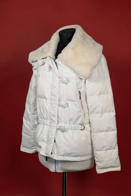 une veste blanche à col de fourrure sur un mannequin