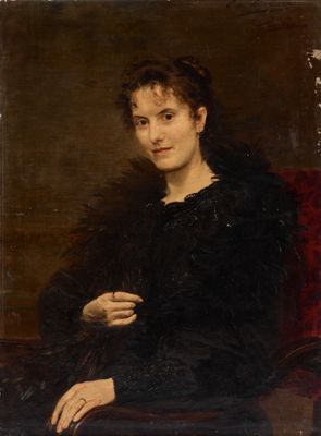 portrait d'une femme en robe noire, assise sur une chaise rouge