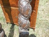 une statue d'ours posée à côté d'une commode