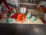 de nombreux types d'outils différents sur les rayons du magasin