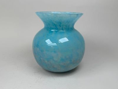 un vase bleu posé sur une table