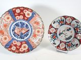 deux assiettes ornées de motifs floraux et d'oiseaux sur un fond blanc