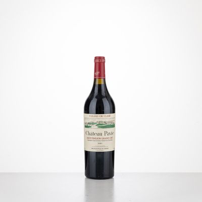 une bouteille de vin rouge posée sur une table