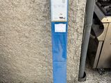 un parcmètre installé sur le trottoir, à côté d'un immeuble