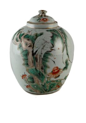 un vase blanc orné d'un oiseau et de fleurs