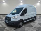 la camionnette blanche est garée dans une grande pièce au sol en damier