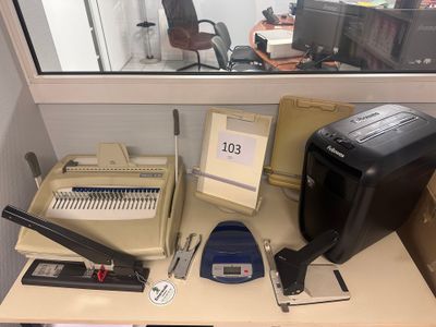 une image représentant un bureau avec un ordinateur, une imprimante et d'autres fournitures de bureau