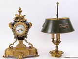deux horloges placées l'une à côté de l'autre sur une table