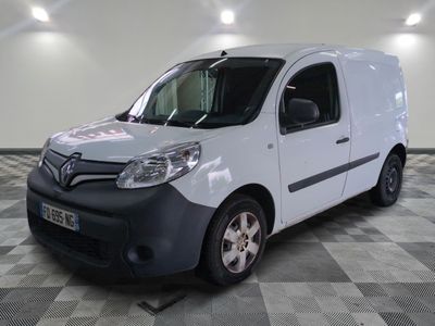 la photo d'une camionnette blanche sur un sol en damier