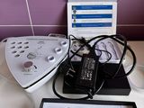 un plan de travail blanc sur lequel sont posés un mixeur et d'autres objets
