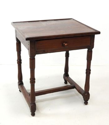 une petite table en bois surmontée d'un tiroir