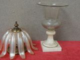 deux vases en verre posés sur une table rouge