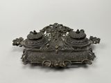 une assiette en argent antique avec un motif décoratif