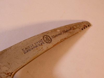 un couteau qui a été laissé sur la table