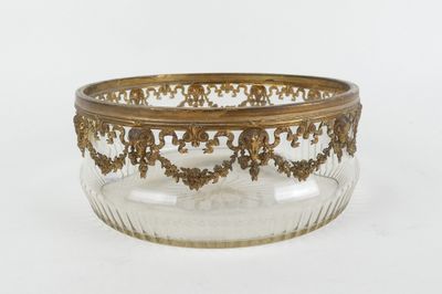 une image représentant un bol en verre orné d'un motif doré sur le bord
