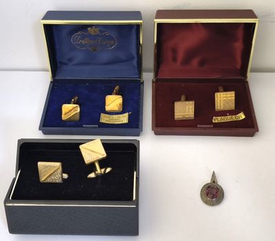 3 paires de boutons de manchette dorés + petit pendentif pie…