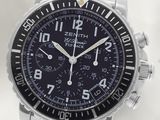 gros plan d'une montre sur une surface blanche