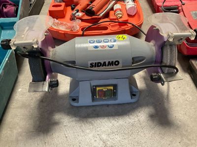 une machine posée sur une table dans une pièce