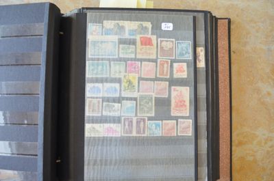 un classeur contenant beaucoup de timbres