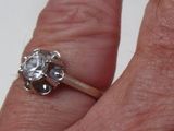 gros plan de la main d'une personne portant une bague