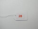 un gros plan d'une étiquette portant le numéro 28