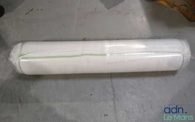 un rouleau de papier posé par terre