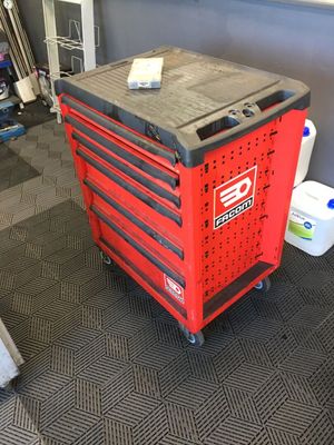 une photo d'une boîte à outils rouge dans un garage