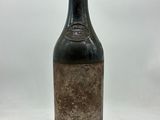 gros plan d'une bouteille de vin sur une surface blanche