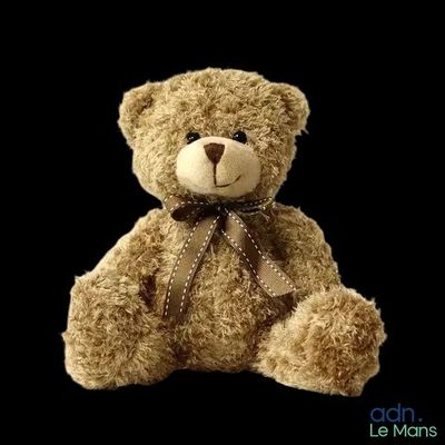 un ours en peluche marron avec un nœud marron autour du cou