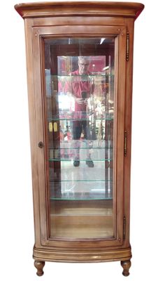 une vitrine avec une porte vitrée et des étagères