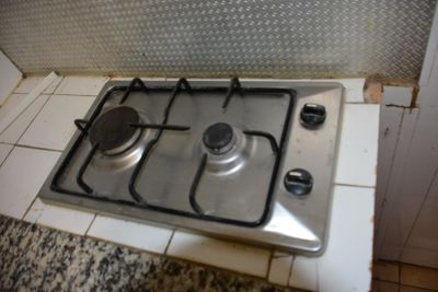 une cuisinière posée sur un sol carrelé