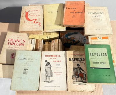 un grand nombre de livres posés sur une table
